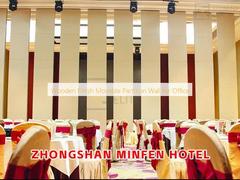 جدار فاصل متحرك بتشطيب خشبي للمكاتب