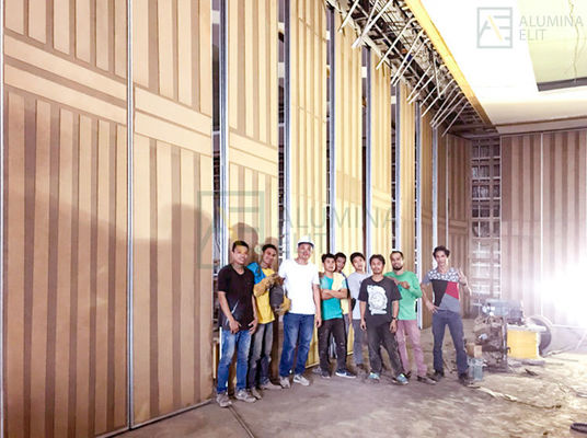سعر جيد تصميم مخصص حائط تقسيم متحرك مع لوحة المغنيسيوم 9mm MDF و كيل الأنابيب المربعة المصقولة للفنادق الانترنت