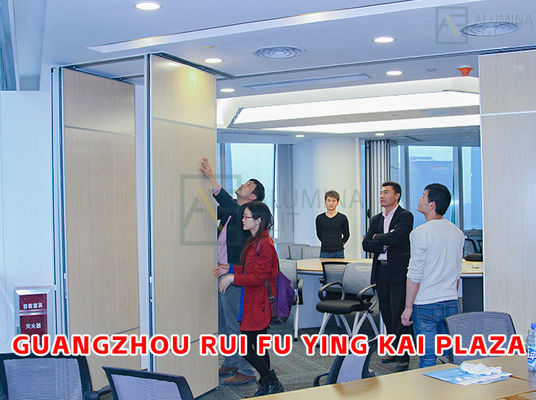 سعر جيد جدار فاصل صوتي خشبي مقاوم للحريق مع ملف تعريف 6061-T6 وإطار فولاذي Q235 لمساحات العمل المشتركة الانترنت